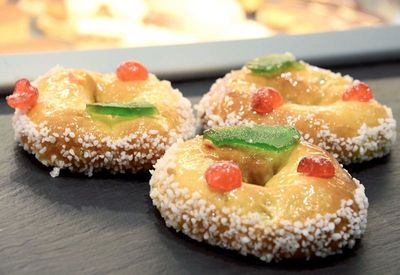 Mini Brioches des Rois  Sucre Fruits Confits Fait Maison Individuelles Épiphanie Boulangerie Aixoise Marseille